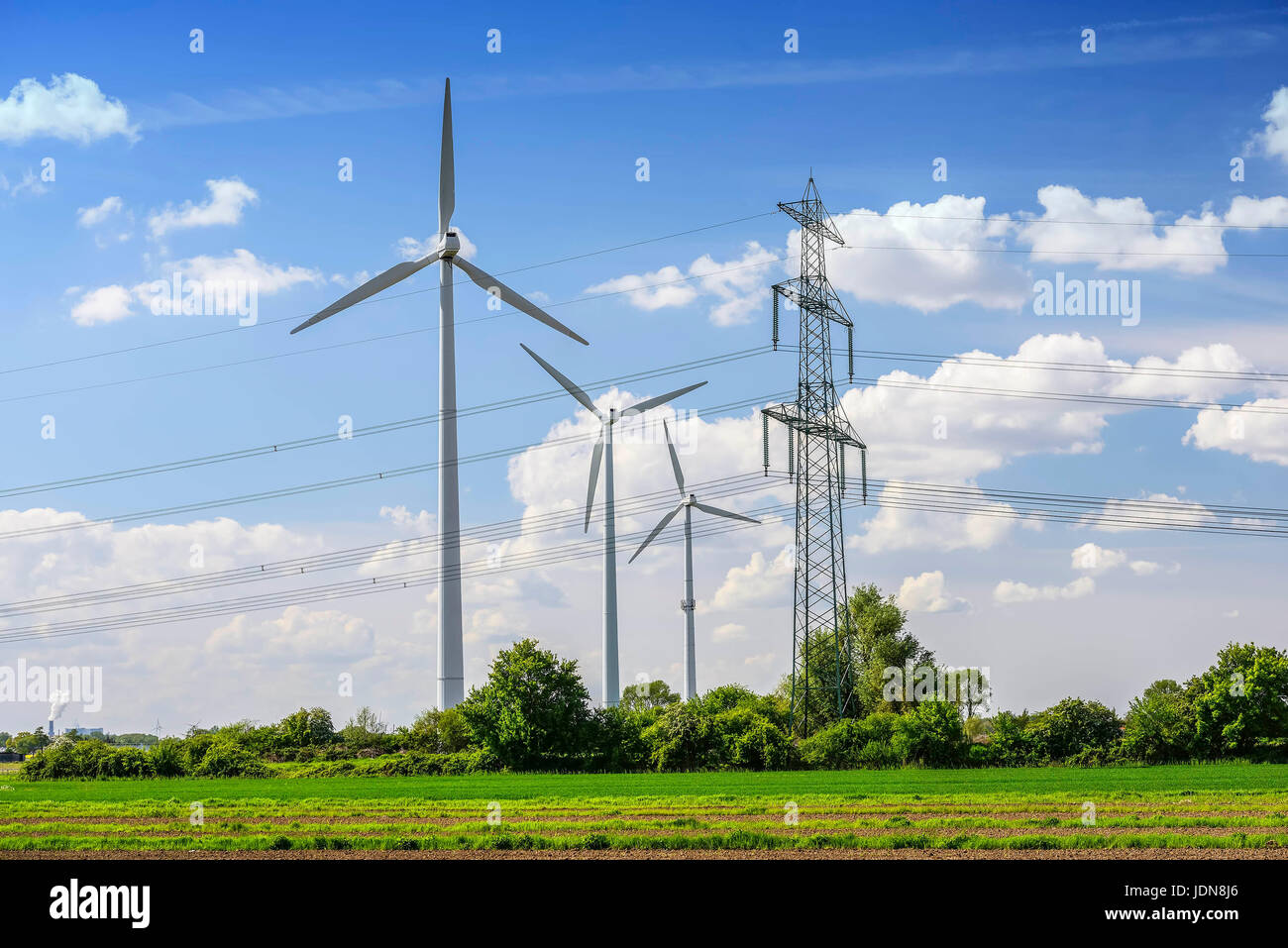 Éoliennes et mât de flux à Hambourg, Allemagne, Europe, Windraeder und Strommast à Hamburg, Deutschland, Europa Banque D'Images