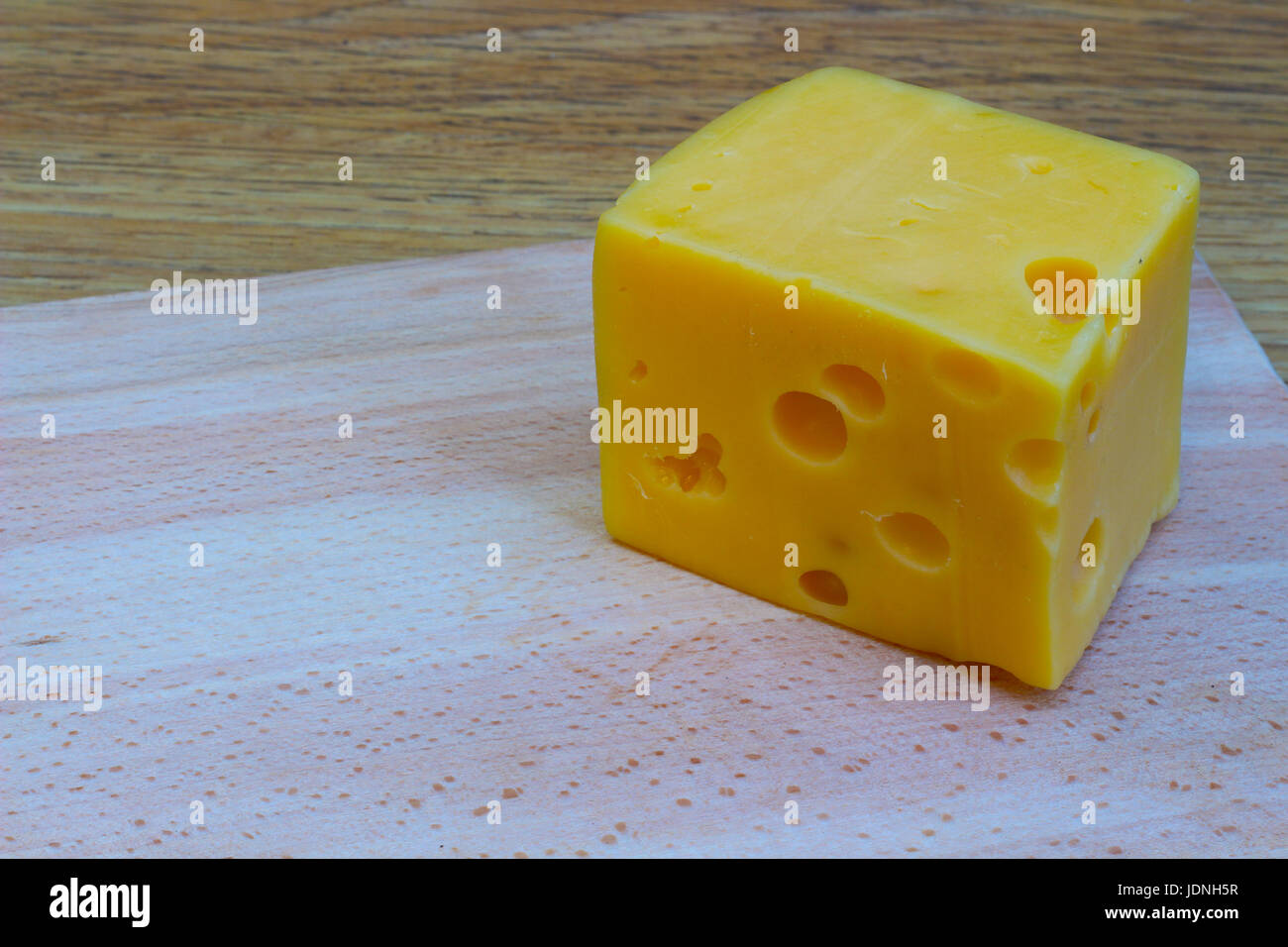 Fromage sur planche à découper en bois. Stock photo Banque D'Images