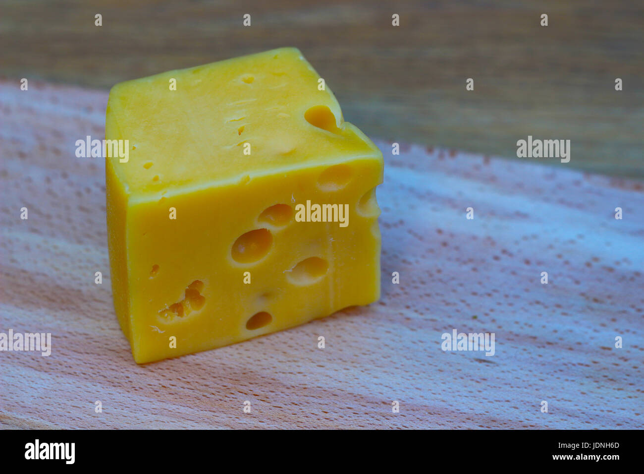 Fromage sur planche à découper en bois. Stock photo Banque D'Images