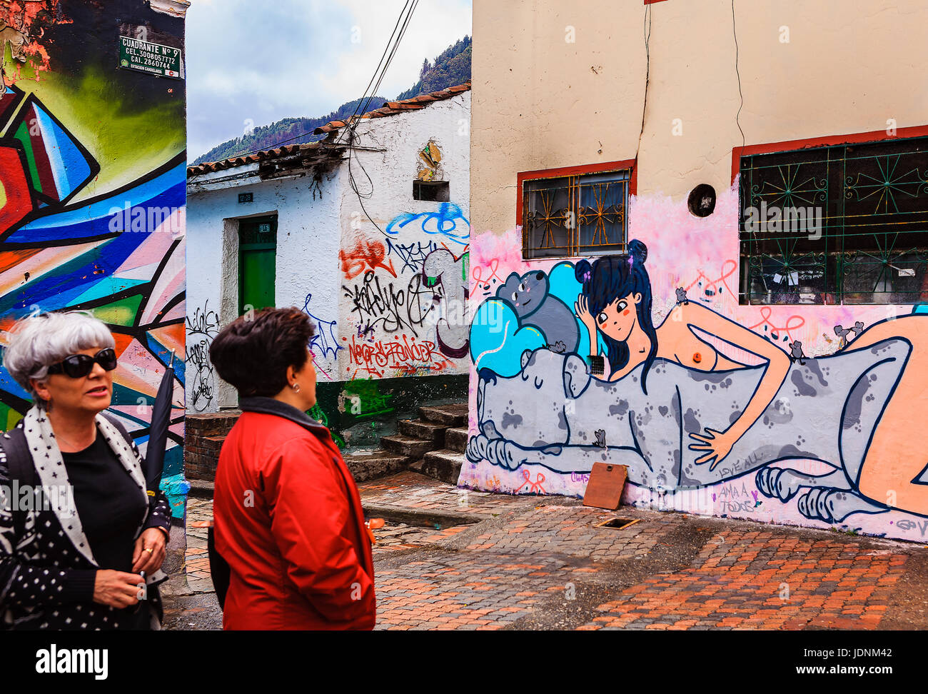 Bogota, Colombie - Un couple de touristes colombiens locaux admirer l'Art de rue sur la place appelée Chorro de Quevedo dans le quartier de La Candelaria. Banque D'Images