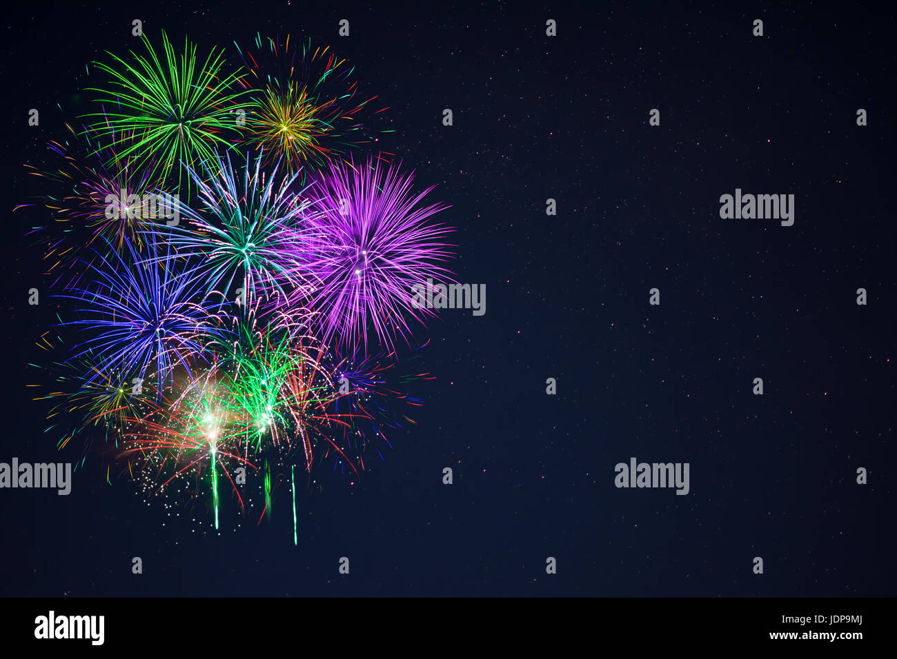 Beau bleu rouge violet gree celebration fireworks situé à gauche au ciel nocturne, copiez l'espace. Le jour de l'indépendance, le 4 juillet, jour de l'an p Banque D'Images