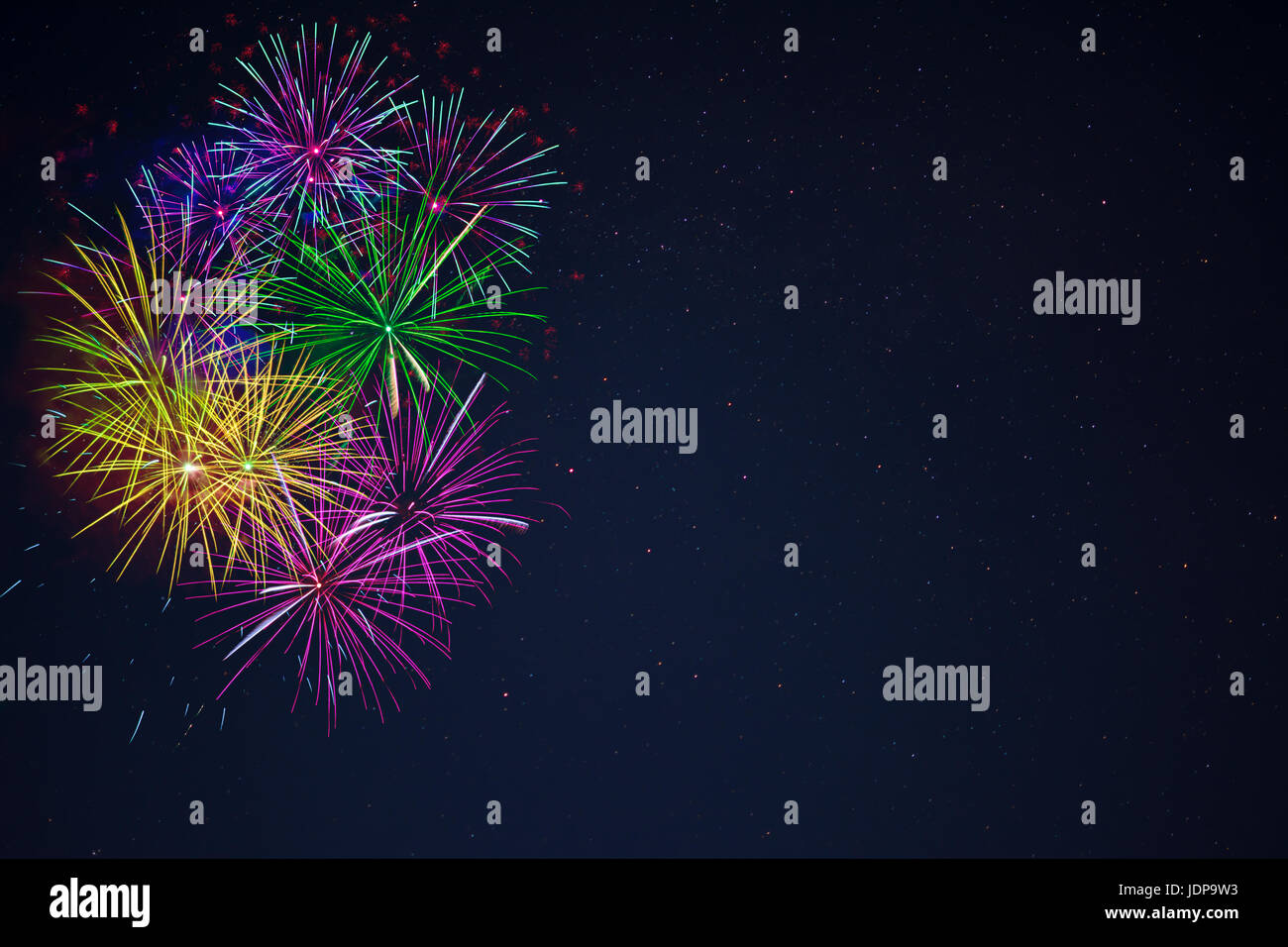 Beau violet vert jaune bleu celebration fireworks situé à gauche au ciel nocturne, copiez l'espace. Le jour de l'indépendance, 4 juillet, nouvelle année holida Banque D'Images