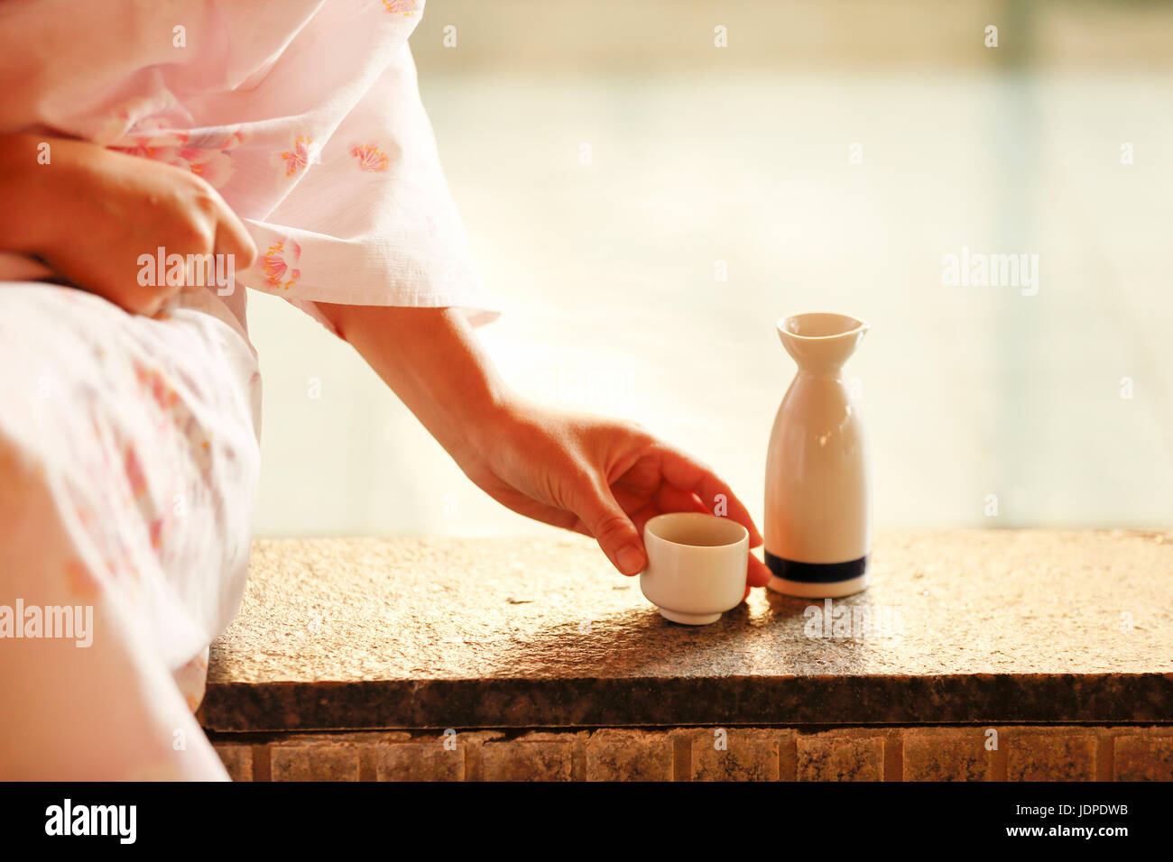 Femme de saké japonais à traditionnel Hot spring, Tokyo, Japon Banque D'Images