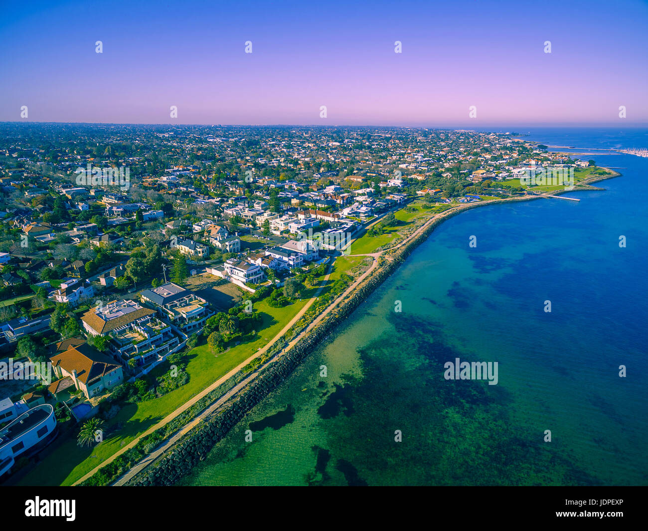 Vue aérienne de la banlieue de luxe à Melbourne près de Port Phillip Bay littoral Banque D'Images
