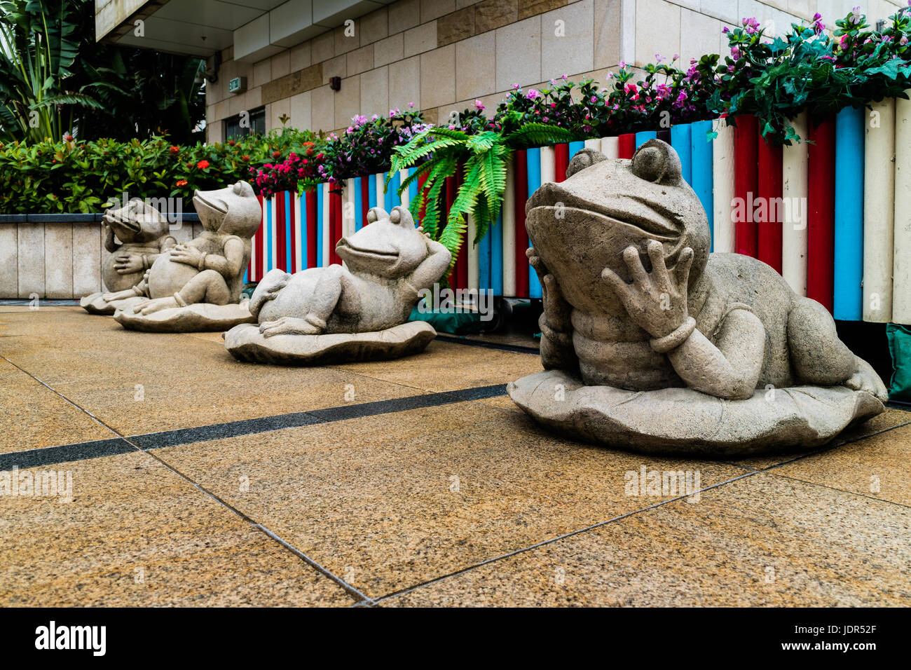 Des statues de grenouilles dans diverses poses Banque D'Images