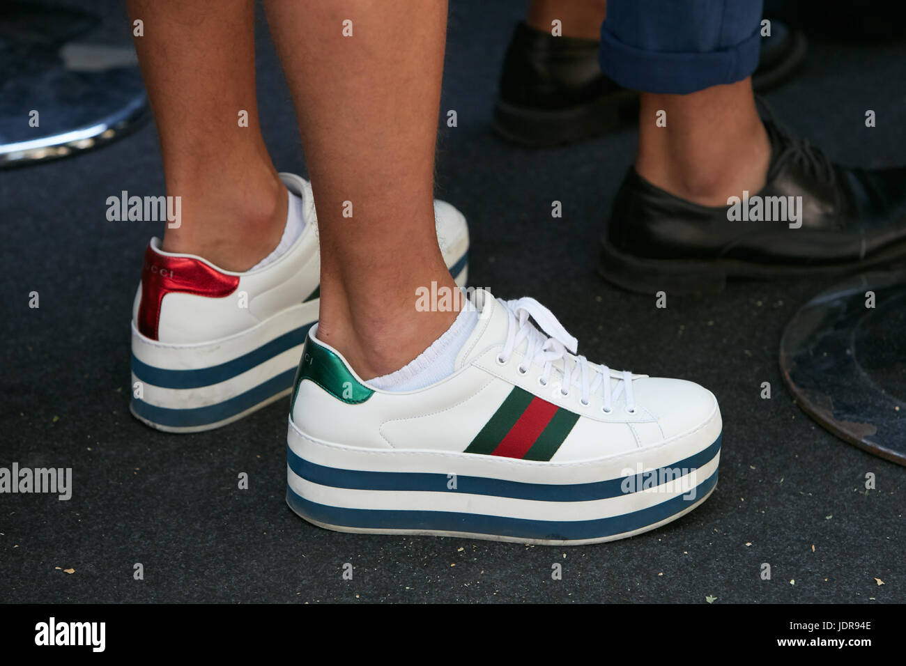 MILAN - le 19 juin : l'homme blanc avec talon Gucci sneakers chaussures  avant Fendi fashion show, Milan Fashion Week street style le 19 juin 2017 à  Milan Photo Stock - Alamy