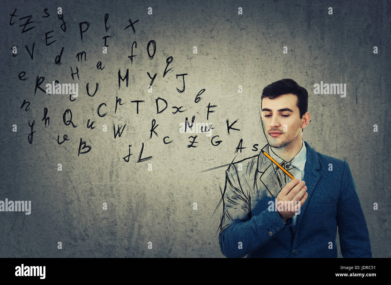Young businessman holding un crayon dans sa main et en regardant les croquis lettres alphabet qui sortent. L'éducation et communication concept isolé Banque D'Images