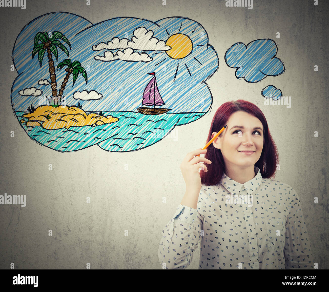 Jeune femme sérieuse, tenant un crayon a fait face, vacances d'été imaginaire dessin croquis d'un palm island et un bateau sur la mer. T Banque D'Images