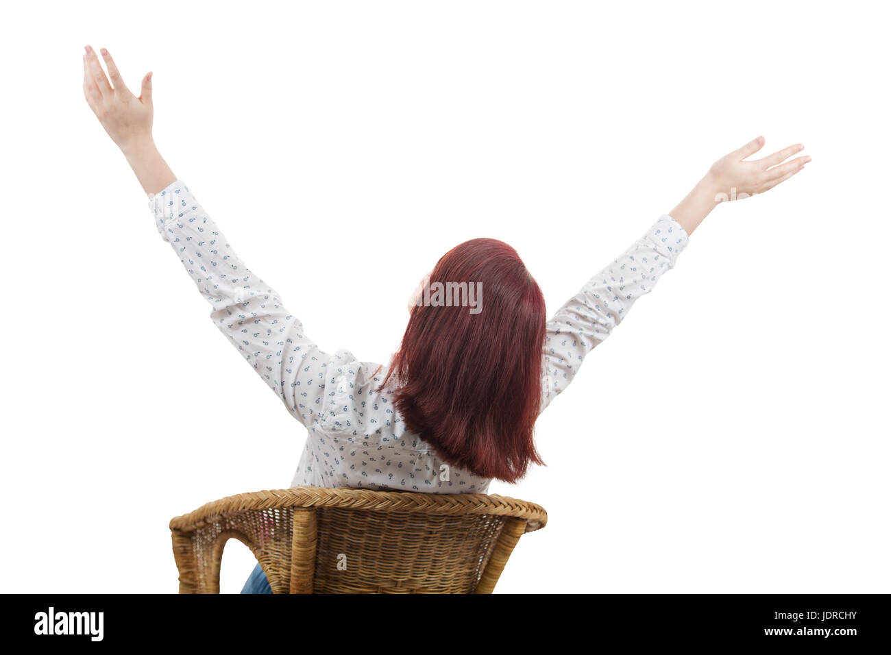 Vue arrière d'une jeune femme se détendre ses mains croisés derrière sa tête, à la recherche et d'imaginer quelque chose sur fond blanc.corps relaxant et apaisant Banque D'Images