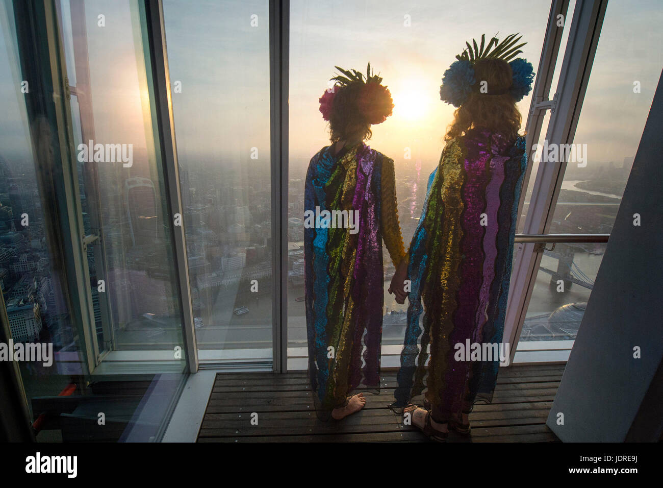 Les gens célèbrent le solstice d'été à la vue du Shard London - plate-forme d'observation la plus haute au sommet de la fragment, qui est le plus haut bâtiment de l'Europe de l'Ouest. Banque D'Images