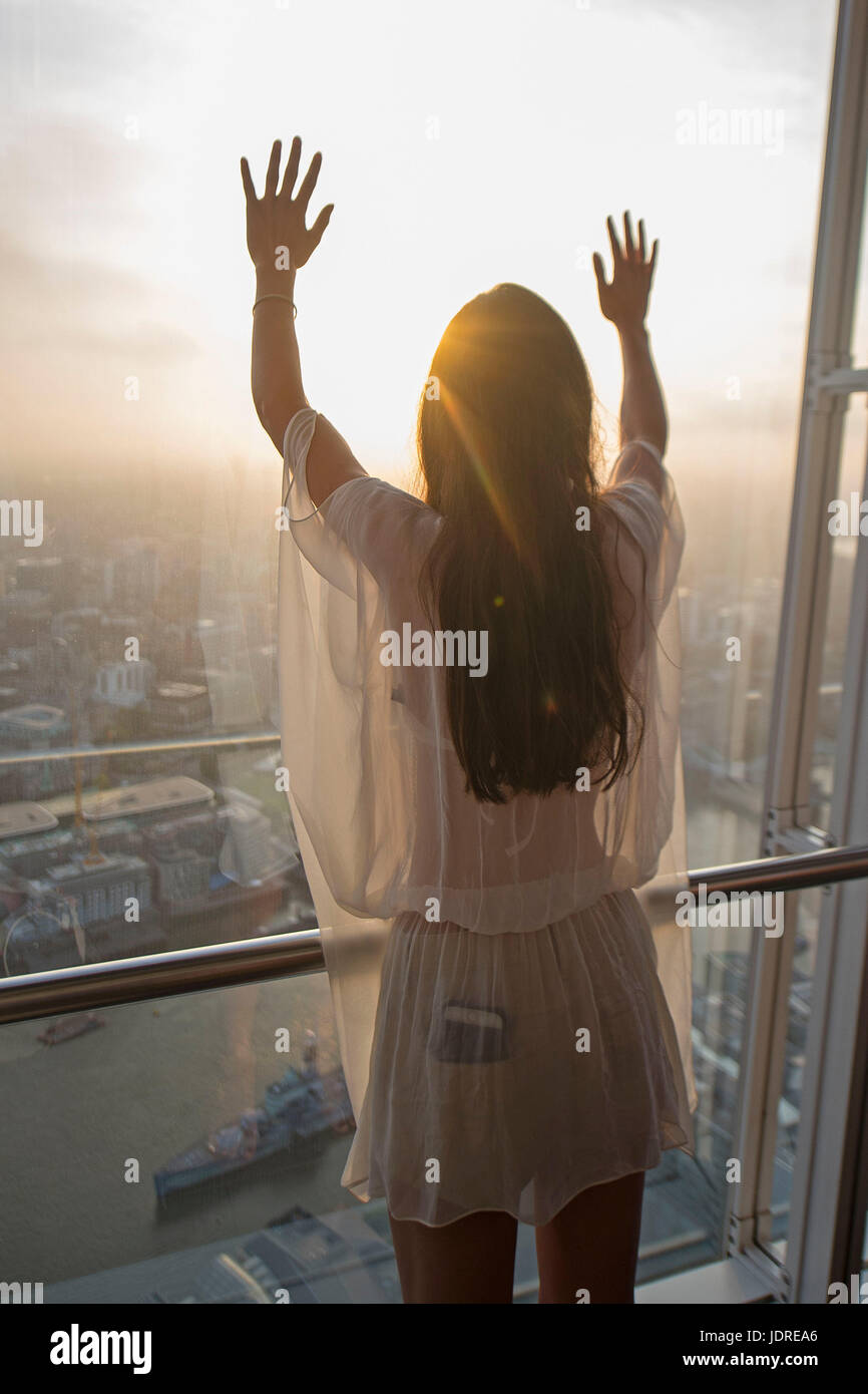 Charlotte Rose célèbre le solstice d'été à la vue du Shard London - plate-forme d'observation la plus haute au sommet de la fragment, qui est le plus haut bâtiment de l'Europe de l'Ouest. Banque D'Images