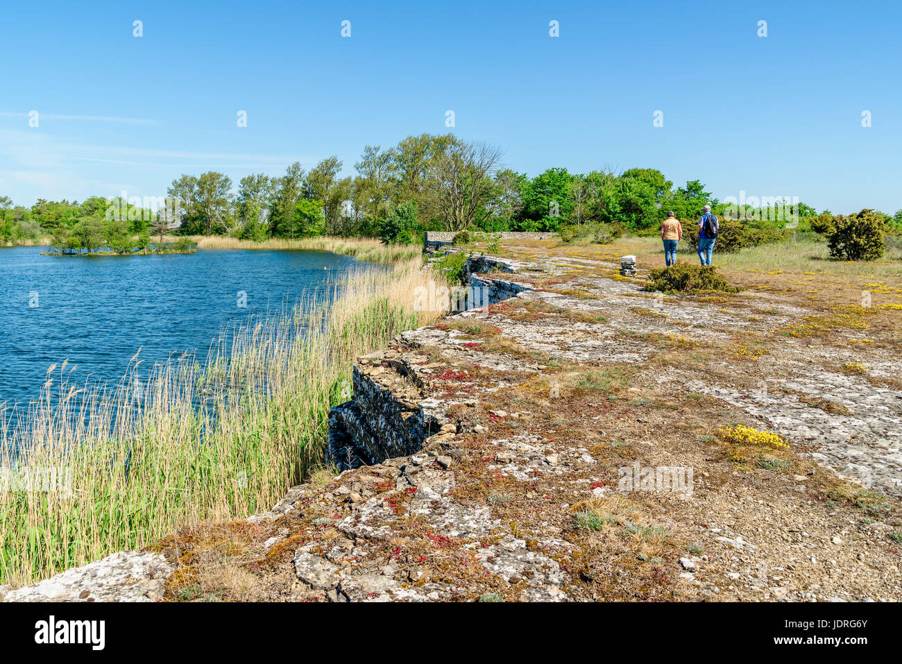 Oland, Sweden - 28 mai 2017 : Documentaire de voyage de personnes marchant le long d'une carrière de calcaire abandonnée et waterfilled s'est transformée en un loisir hiki Banque D'Images Oland, Sweden - 28 mai 2017 : Documentaire de voyage de personnes marchant le long d'une carrière de calcaire abandonnée et waterfilled s'est transformée en un loisir hiki Banque D'Images
