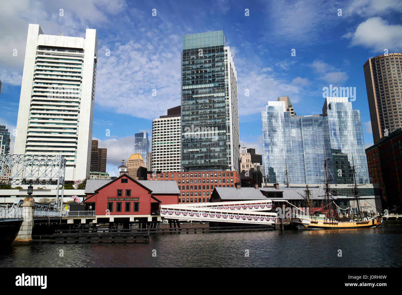 Fort point channel quartier financier et Boston tea party museum skyline cityscape Boston USA Banque D'Images