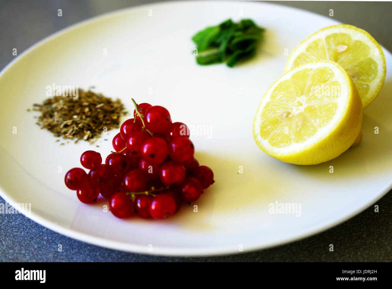 Sélection des aliments sains colorés sur une plaque blanche Banque D'Images