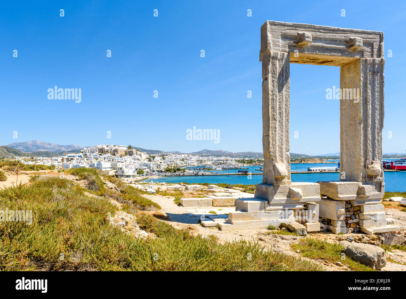 La Portara, l'un des plus célèbres de Naxos Naxos Chora connecté à (ville) par une chaussée. Îles des Cyclades, en Grèce. Banque D'Images
