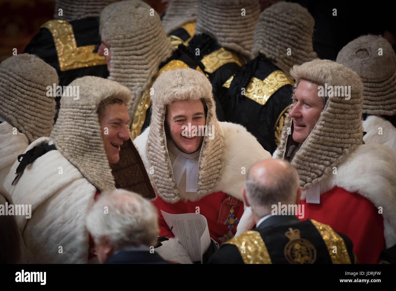 Attendre les juges pour l'arrivée de Sa Majesté la Reine à présenter le discours de la reine du gouvernement au cours de l'État Ouverture du Parlement à la Chambre des Lords au Palais de Westminster à Londres. Banque D'Images