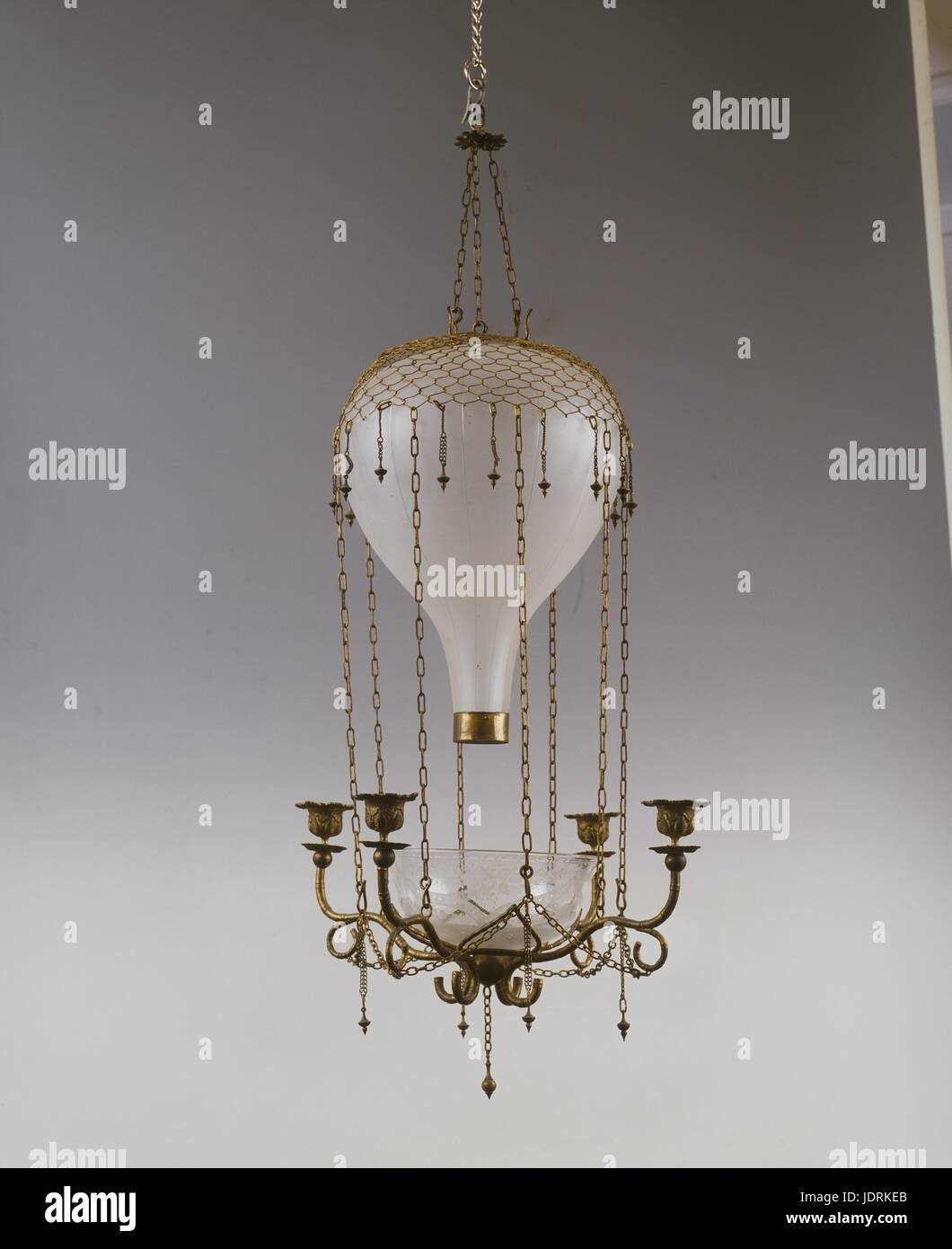 Luminaire avec quatre bougeoirs en forme d'un ballon à air chaud Epoque Charles 5ème cristal dépoli, cristal taillé, bronze recouvert d'or (H. 95 cm, diamètre 60 cm) Muller-Quênot Collection Banque D'Images