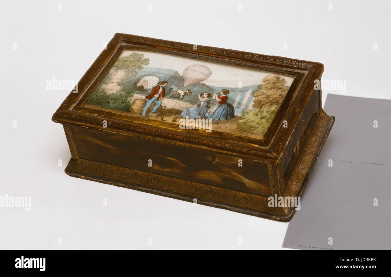 Boîte à coudre avec enfant comme scène et ballon, dédié à Mlle Lepoitevin. Epoque Charles 5ème. En verre doré, conseil, conception de papier gaufré, sur du vélin, verre (11 x 17,7 x 5,5 cm) Muller-Quênot couture Collection Ce coffret contient compartiments individuels et d'un pin cushion appartenant à la mère de Guy de Maupassant. Née Laure Lepoitevin elle était également la cousine de Gaustave Flaubert. Banque D'Images