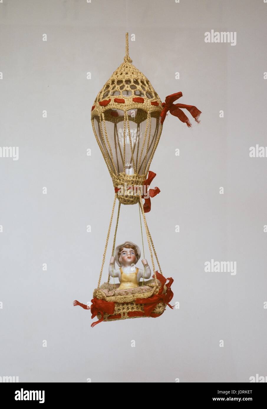 Souvenir de l'Exposition Universelle de 1889 ampoule électrique représentant ballon à air chaud ampoule électrique, crochet, statuette en porcelaine (H. 27 cm, diamètre 7 cm) Muller-Quênot Collection Banque D'Images