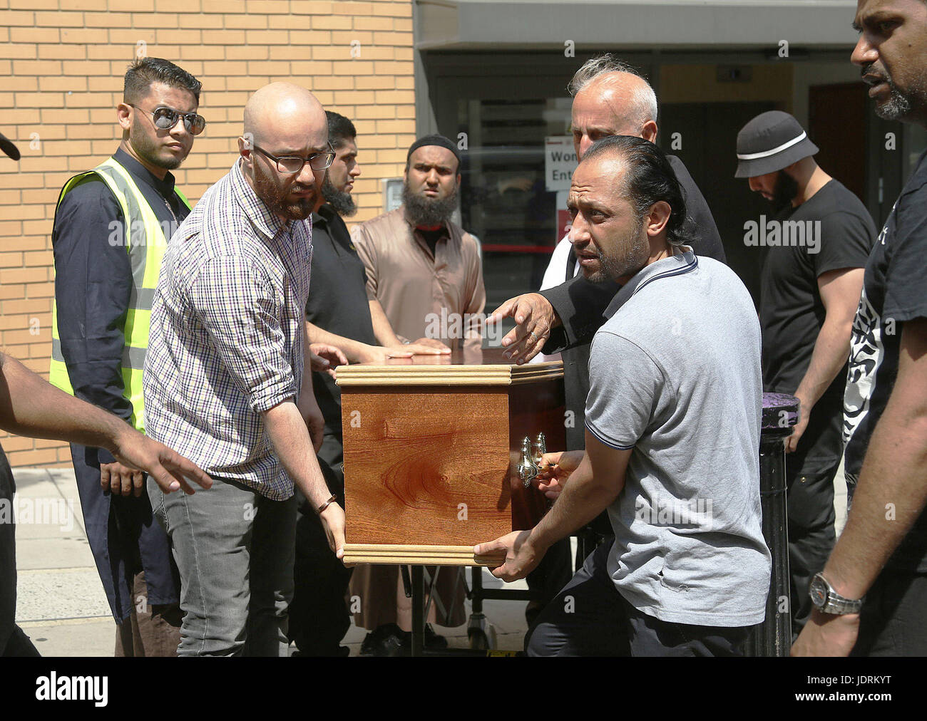 Le cercueil de Mohammad Alhajali, victime de l'incendie, la Tour de Grenfell est tiré de l'Est de Londres, à Whitechapel, pour son enterrement. Banque D'Images