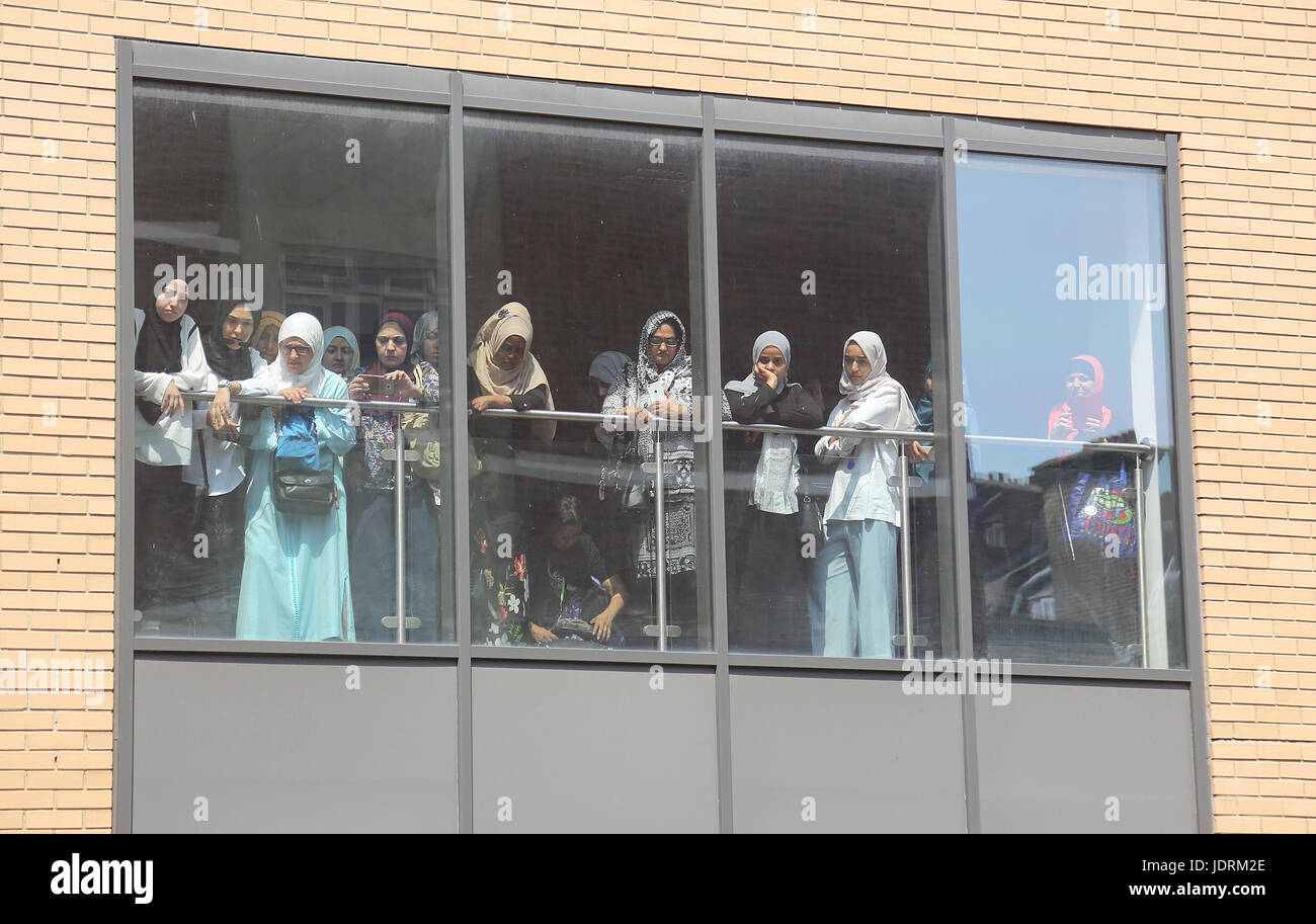 Les habitants regardez comme le cercueil de Mohammad Alhajali, victime de l'incendie, la Tour de Grenfell est tiré de l'Est de Londres, à Whitechapel, pour son enterrement. Banque D'Images