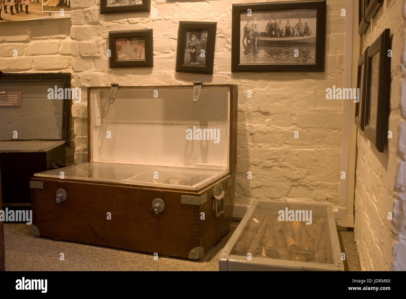 Des coffres en bois et fixée au mur à l'exposition de photographie Buckler's Hard museum Banque D'Images