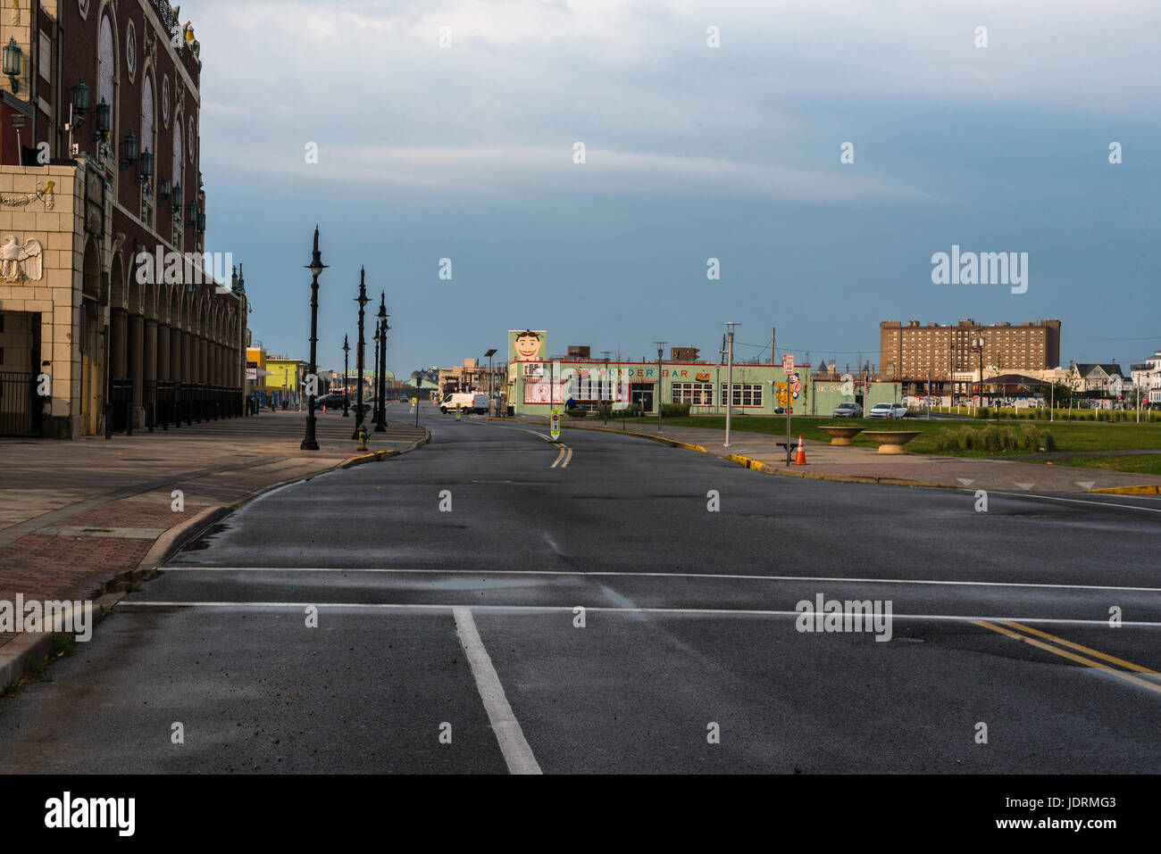 Asbury Park, NJ -- 14 juin 2017 Ocean Avenue à l'extérieur de la Convention Hall d'Asbury Park est très tôt un matin d'été pluvieux. Usage éditorial uniquement. Banque D'Images