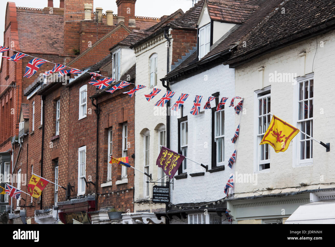 Union Jack, banderoles et drapeaux à Upton-upon-Severn, Worcestershire, Angleterre. Banque D'Images