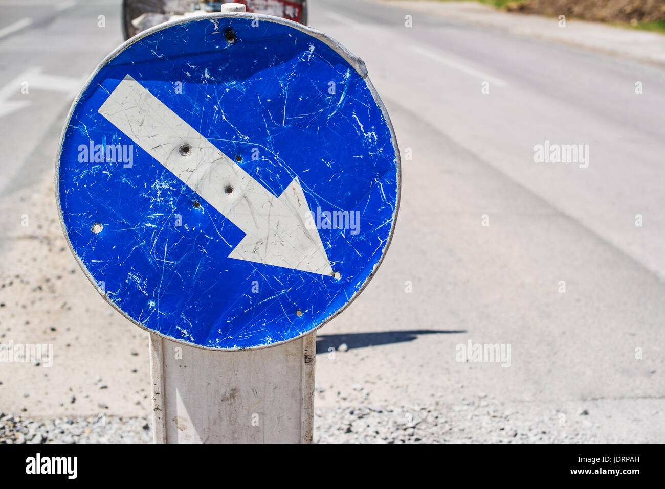 Sens de circulation Obligatoire altérés signe sur la rue Banque D'Images Sens de circulation Obligatoire altérés signe sur la rue Banque D'Images