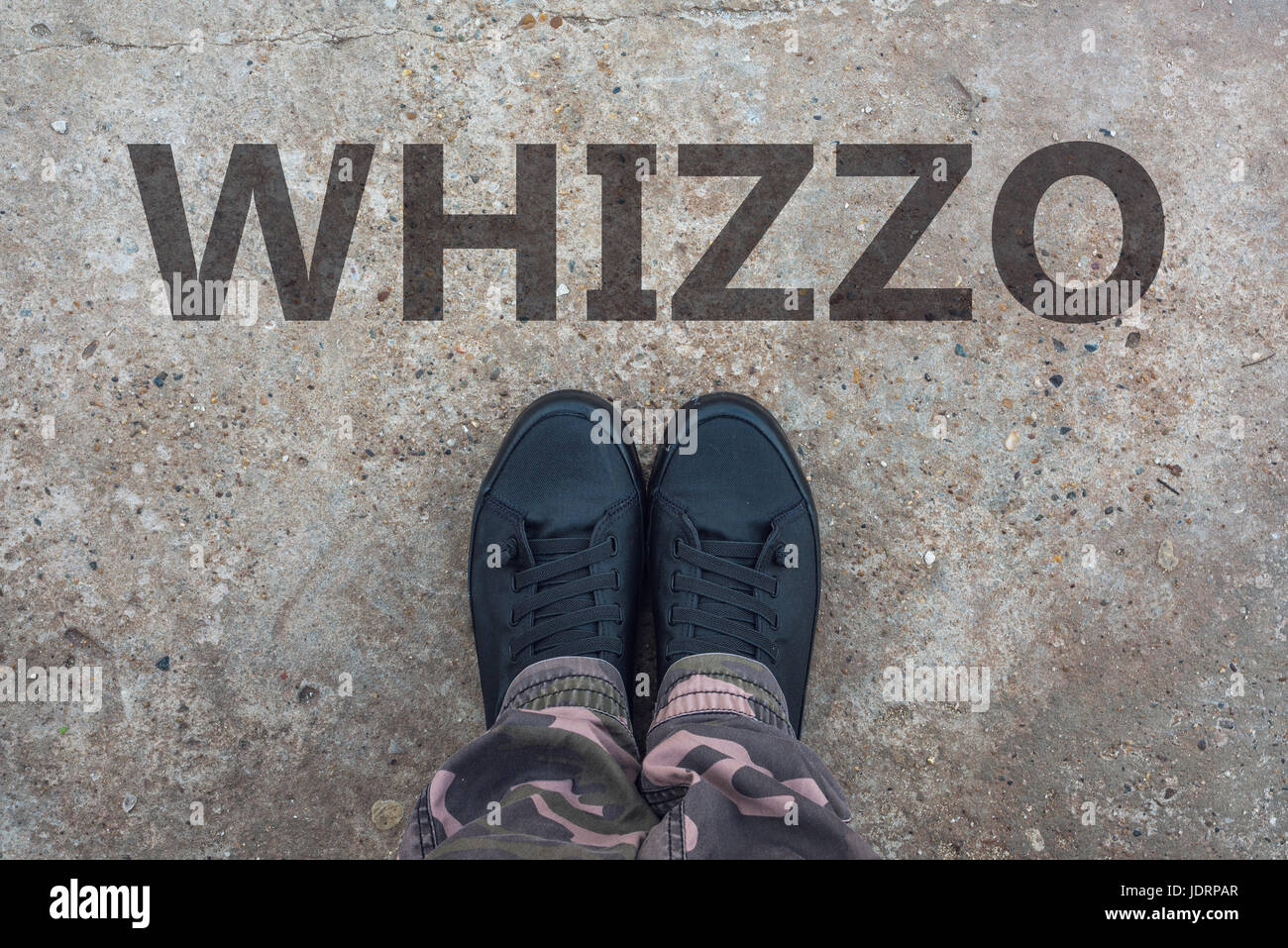 Whizzo, British slang pour une superbe et excellente avec de toutes nouvelles chaussures de tennis moderne sur le trottoir en béton Banque D'Images