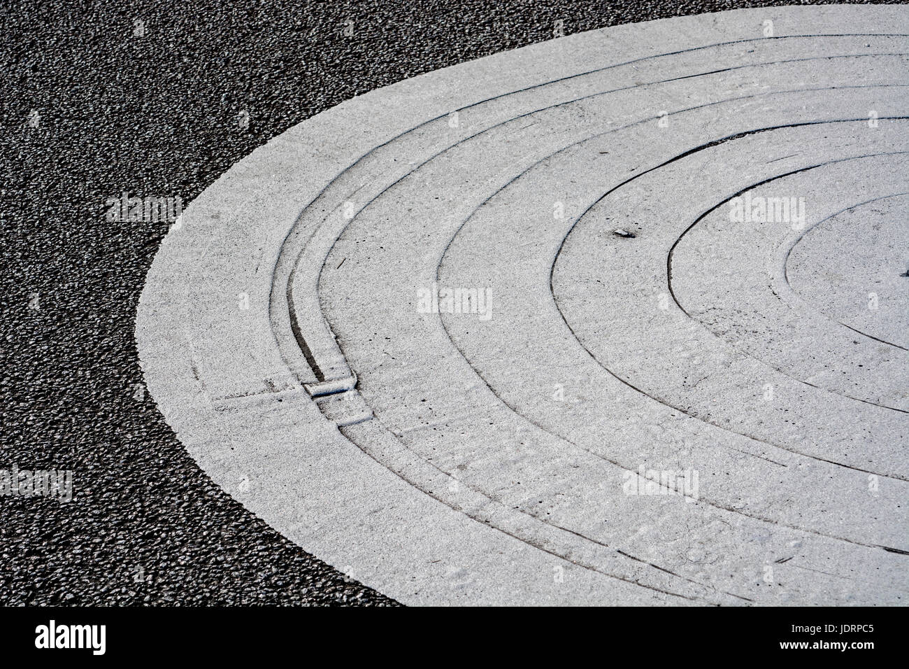 Image de peint en blanc trafic spirale de rond-point. Concept 'tourner en cercle', liquidation, cercle intérieur. Banque D'Images