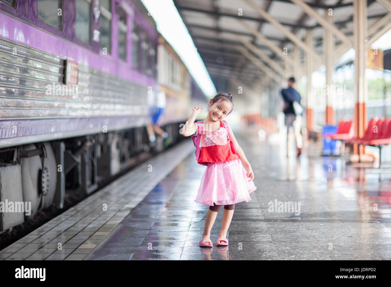 Enfant Voyage en train sur la plate-forme de station de chemin de fer en Thaïlande. Banque D'Images