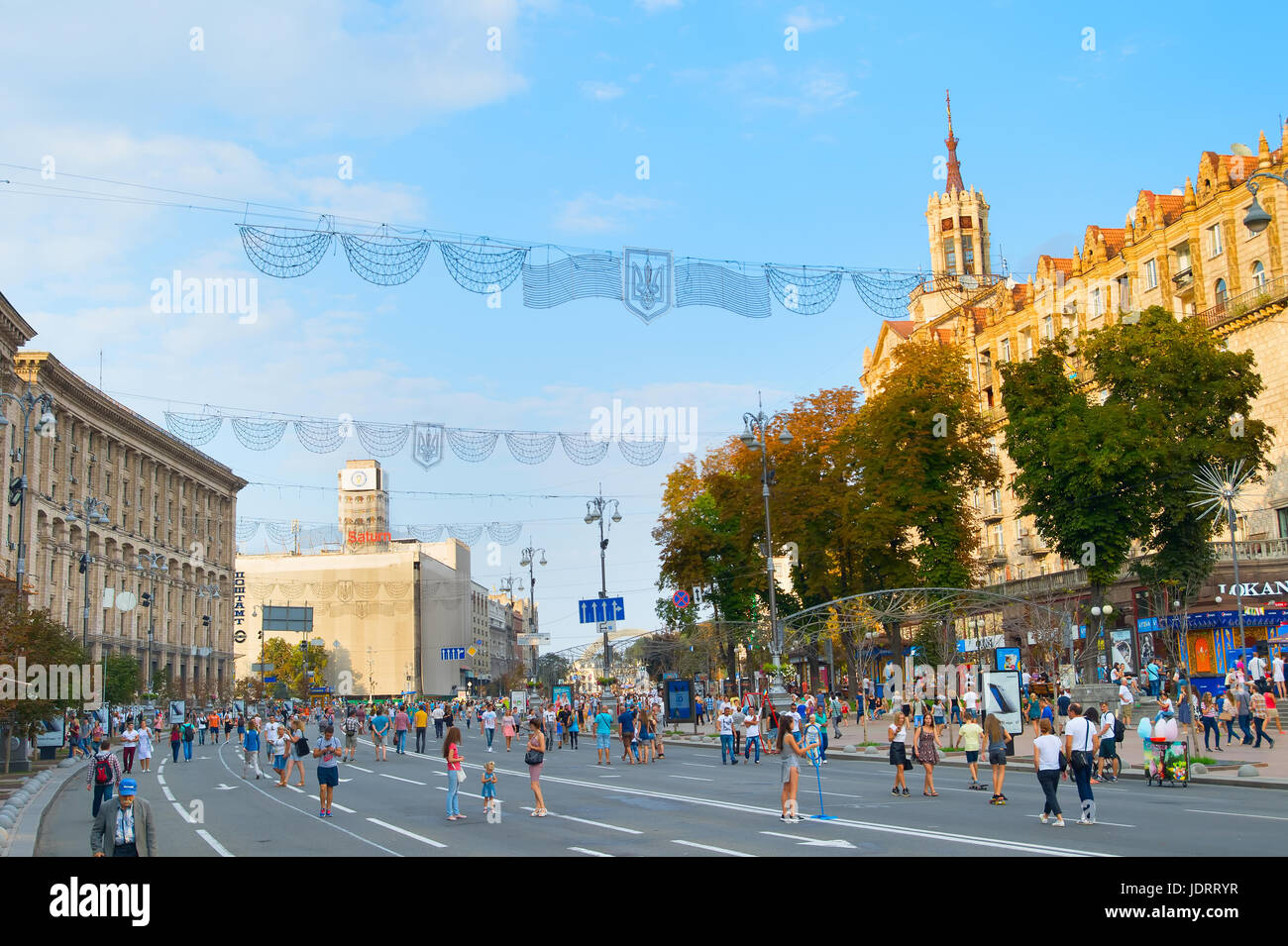 KIEV, UKRAINE - Aug 17, 2016 : les gens marcher sur le Khreschatyc street. Est la rue principale Khreshchatyk de Kiev - la capitale de l'Ukraine. Banque D'Images