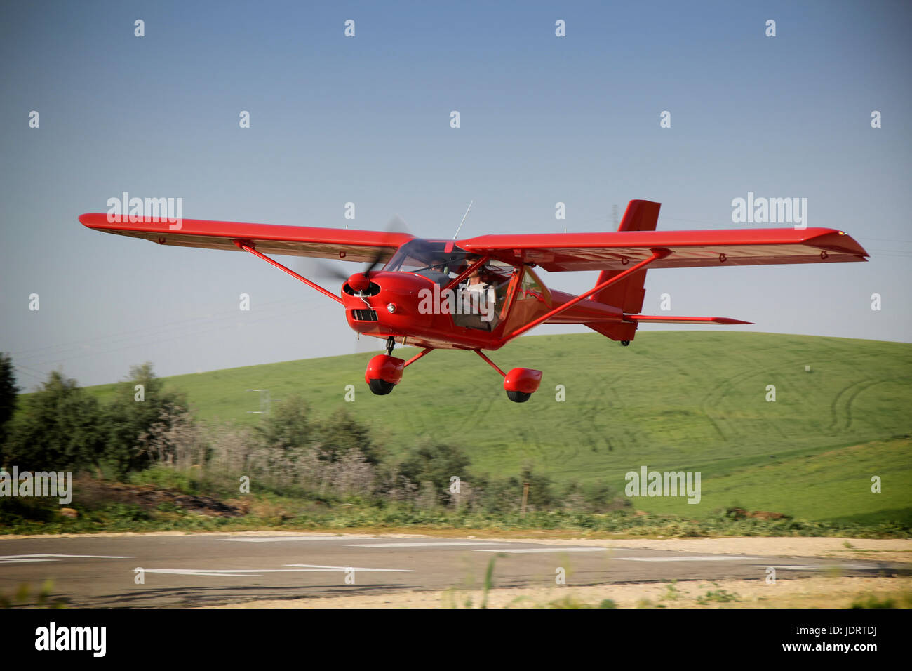 L'héliport de las Infantas où un avion rouge tenu par élève et instructeur de vol, d'un vol de classe, Jaen, Espagne Banque D'Images