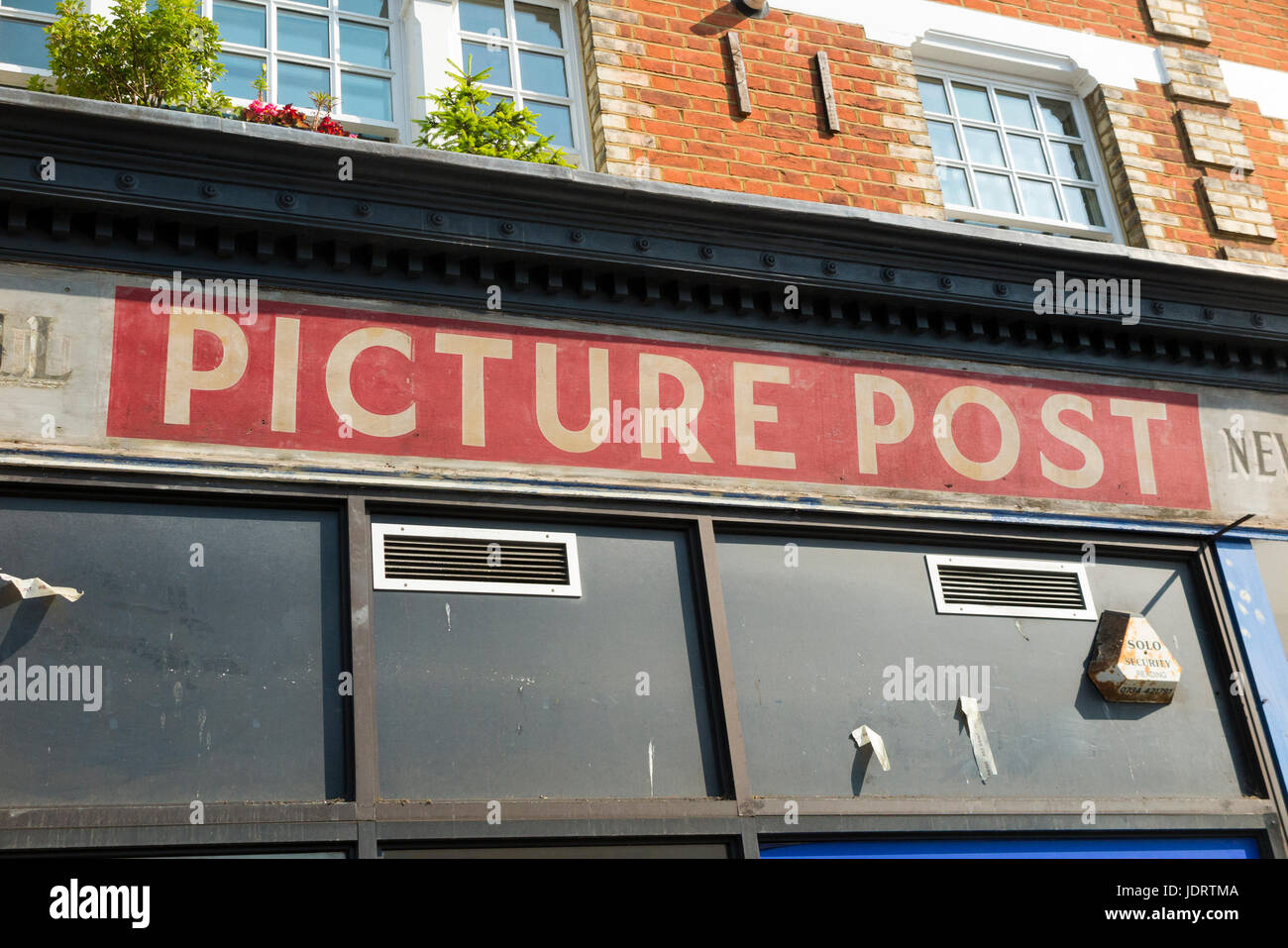Photo post magazine logo tête de mât / annonce annoncé sur une boutique qui est en cours de rénovation, afin de révéler l'ancien signe qui avait été dissimulé. UK Banque D'Images