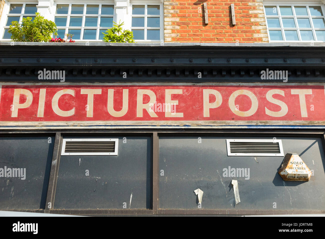 Photo post magazine logo tête de mât / annonce annoncé sur une boutique qui est en cours de rénovation, afin de révéler l'ancien signe qui avait été dissimulé. UK Banque D'Images