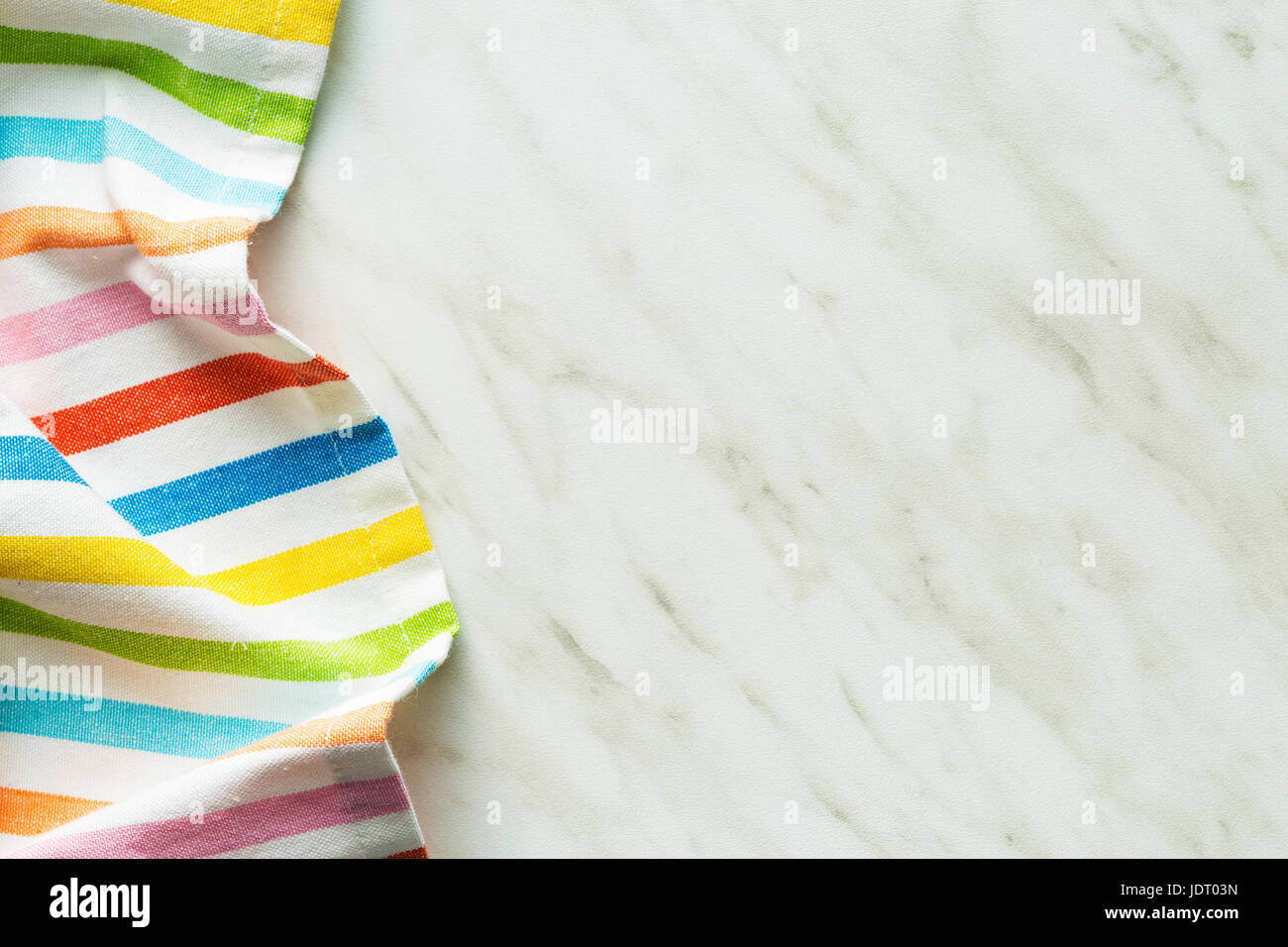 Vue de dessus de nappe ou serviette sur une table de cuisine. Copier l'espace. Banque D'Images