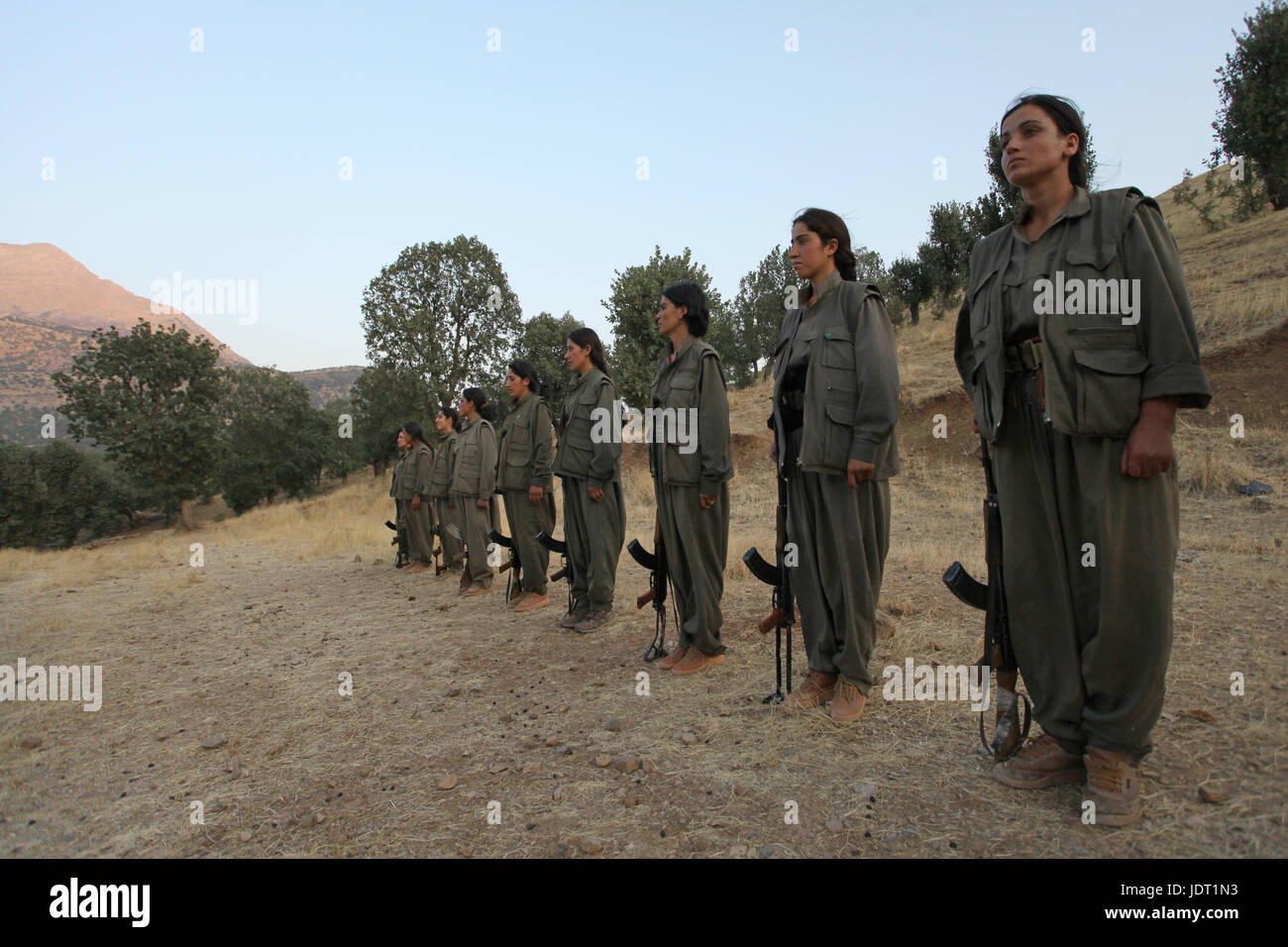 Les combattants kurdes des unités pour femmes libres raccourcie en YJA STAR l'aile militaire des femmes du Parti des Travailleurs du Kurdistan PKK stand en formation dans un camp d'entraînement dans la montagnes Qandil une région montagneuse du Kurdistan iraquien près de la frontière de l'Iran Iraq Banque D'Images