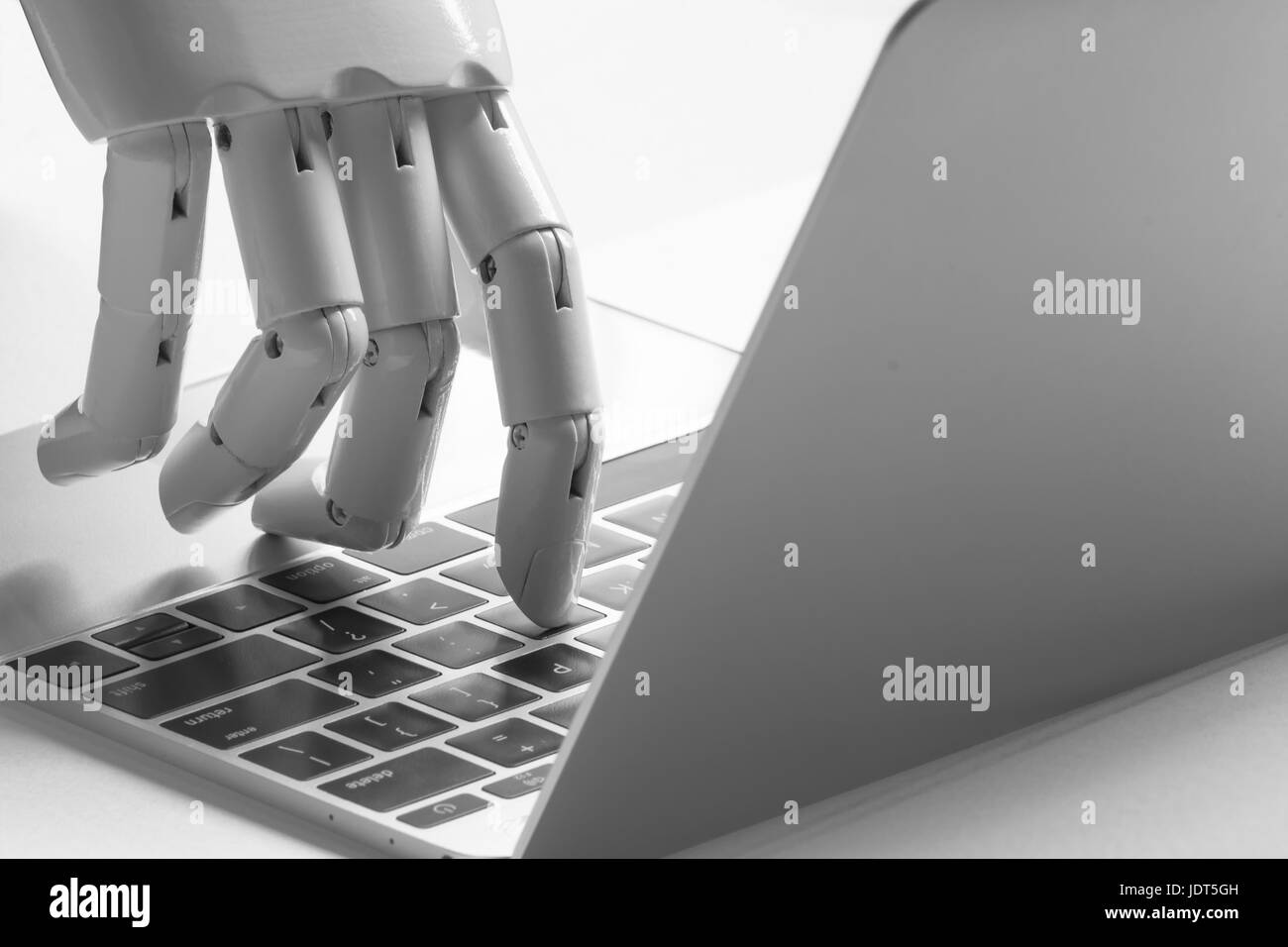 Chatbot , intelligence artificielle , conseiller , robo concept robotique. Point de doigt Robot bouton d'ordinateur portable. Banque D'Images