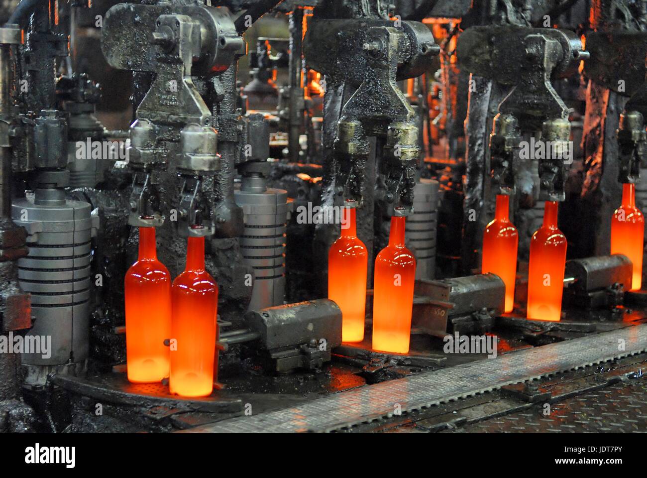 L'Italie, l'industrie du verre, la production de bouteilles en verre avec le verre recyclé Banque D'Images