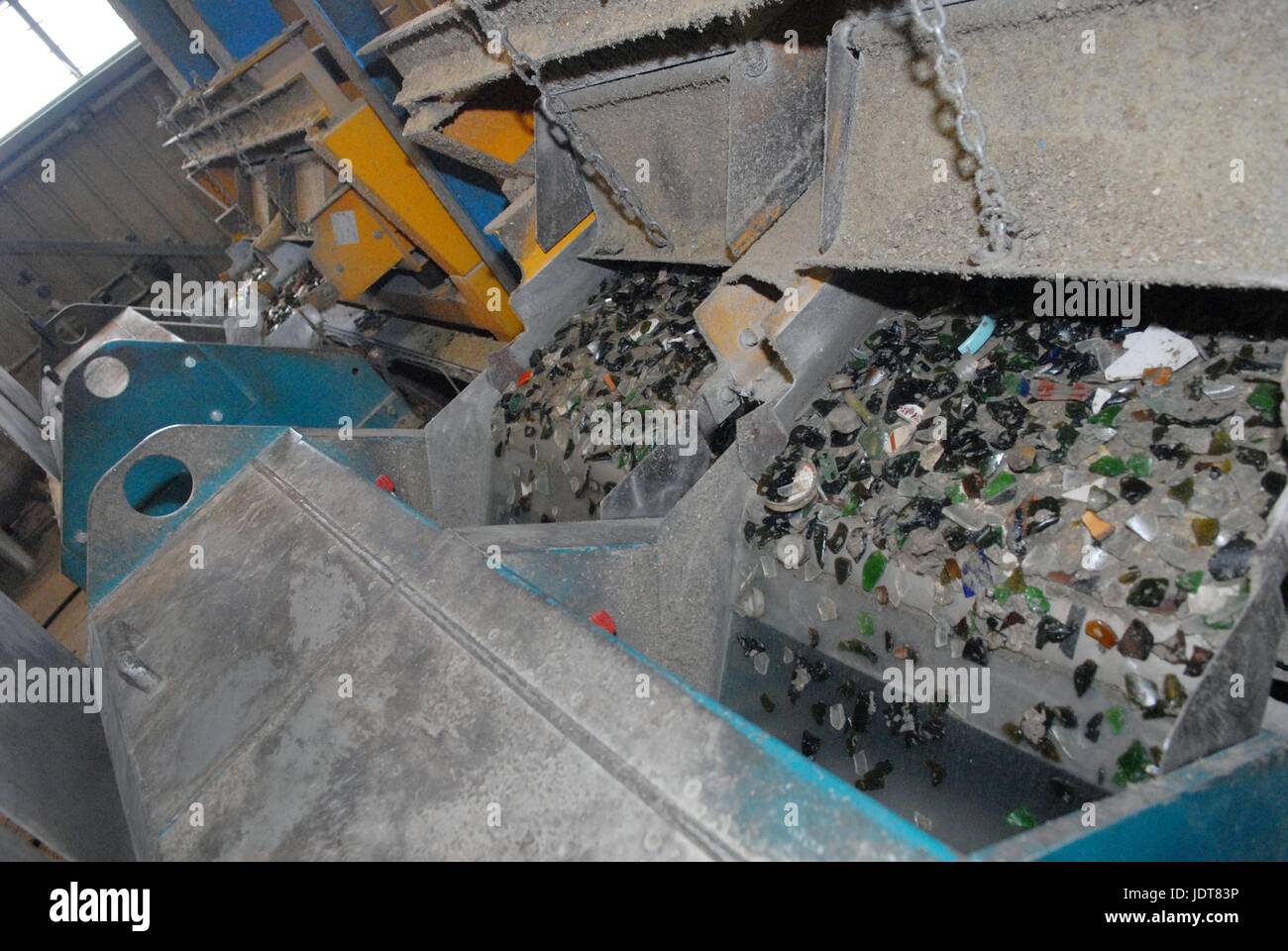 L'Italie, l'industrie du verre, la production de bouteilles en verre avec le verre recyclé ; contrôle de la récupération de verre Banque D'Images