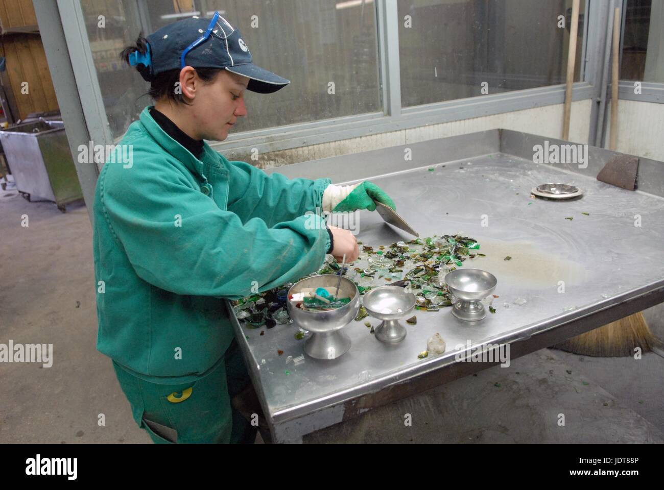 L'Italie, l'industrie du verre, la production de bouteilles en verre avec le verre recyclé ; la présélection manuelle du verre récupéré Banque D'Images