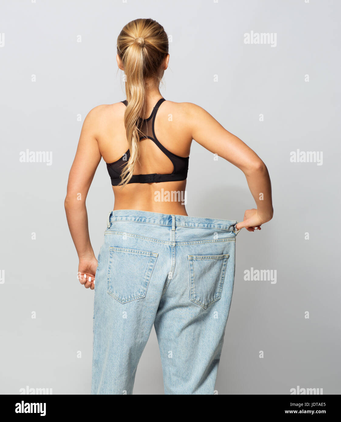 Jeune femme sportive slim pantalon oversize en Banque D'Images