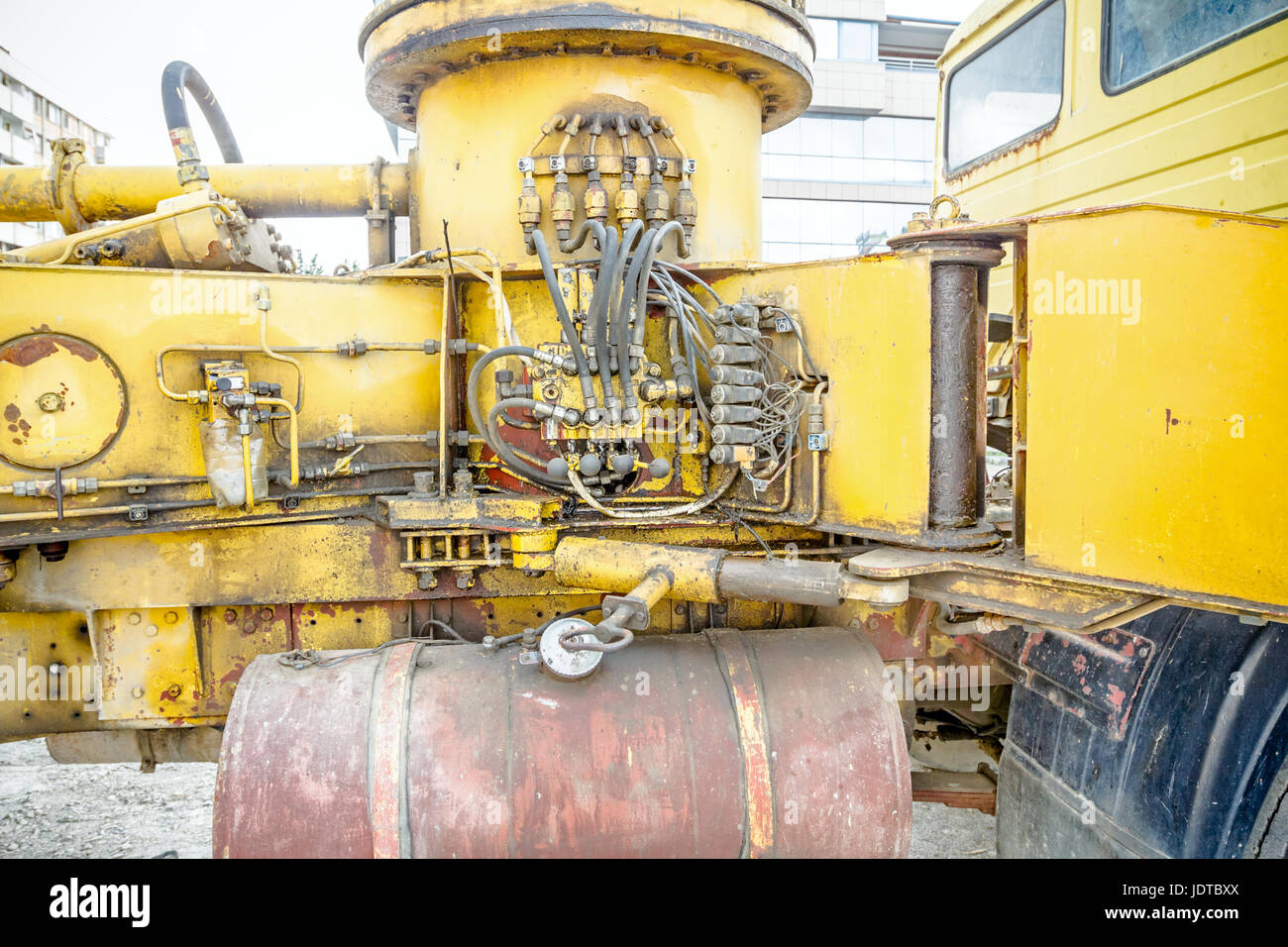 La pression hydraulique des tuyaux et les raccords de connexion, leviers, les vannes sur le tableau de contrôle du système industriel sur la machinerie de construction. Banque D'Images
