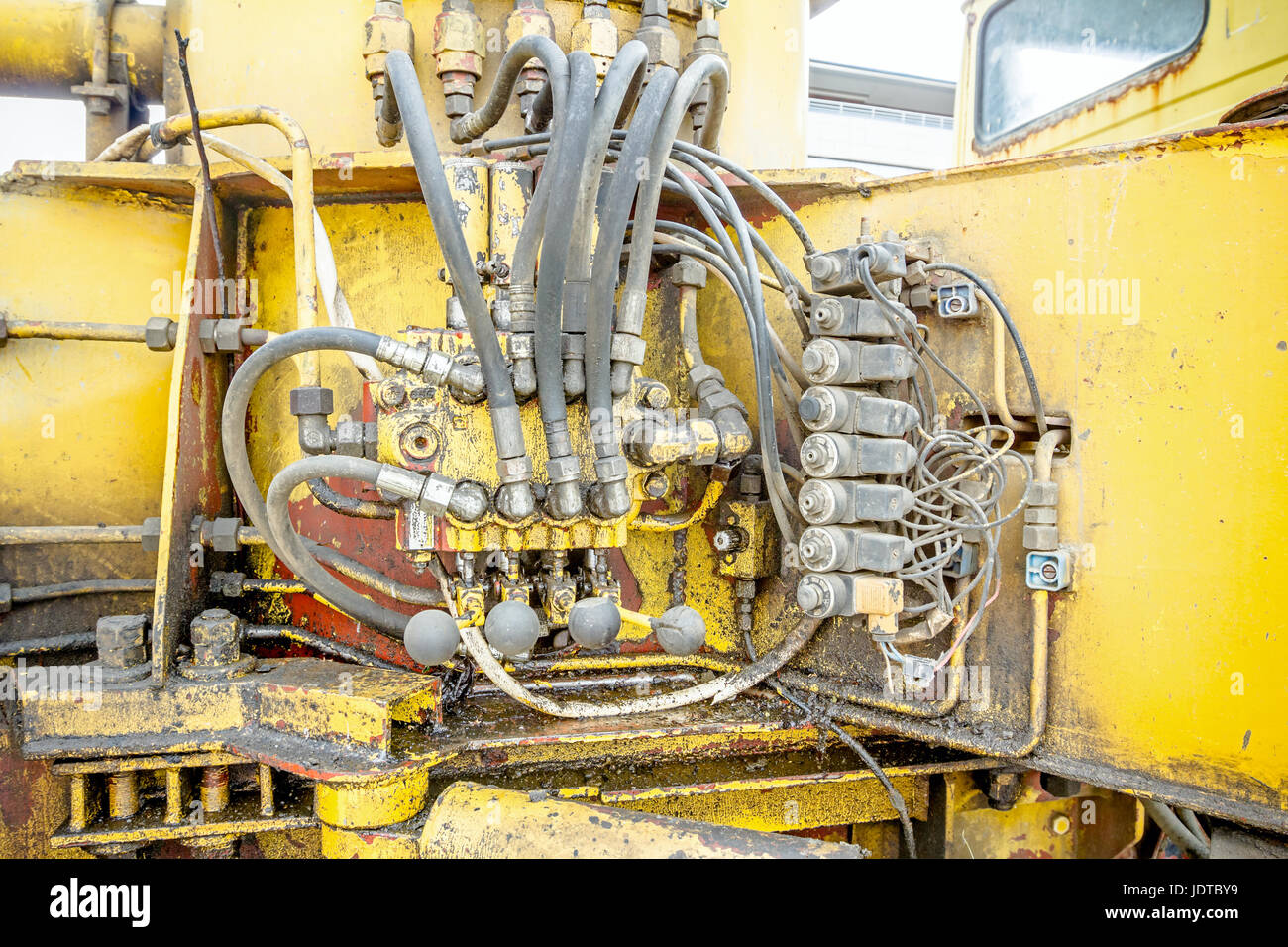 La pression hydraulique des tuyaux et les raccords de connexion, leviers, les vannes sur le tableau de contrôle du système industriel sur la machinerie de construction. Banque D'Images