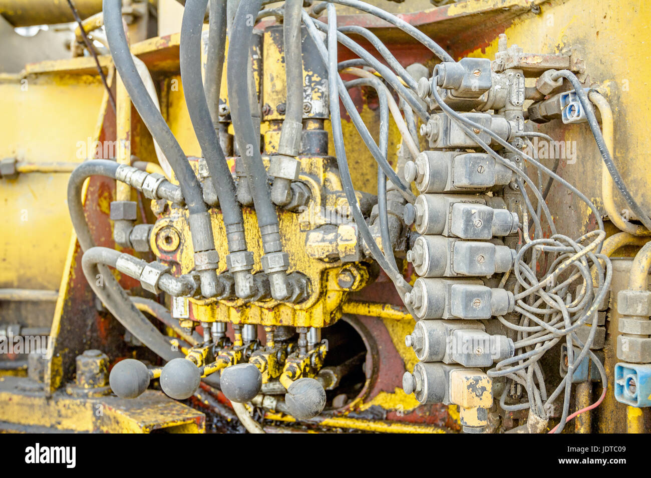 La pression hydraulique des tuyaux et les raccords de connexion, leviers, les vannes sur le tableau de contrôle du système industriel sur la machinerie de construction. Banque D'Images