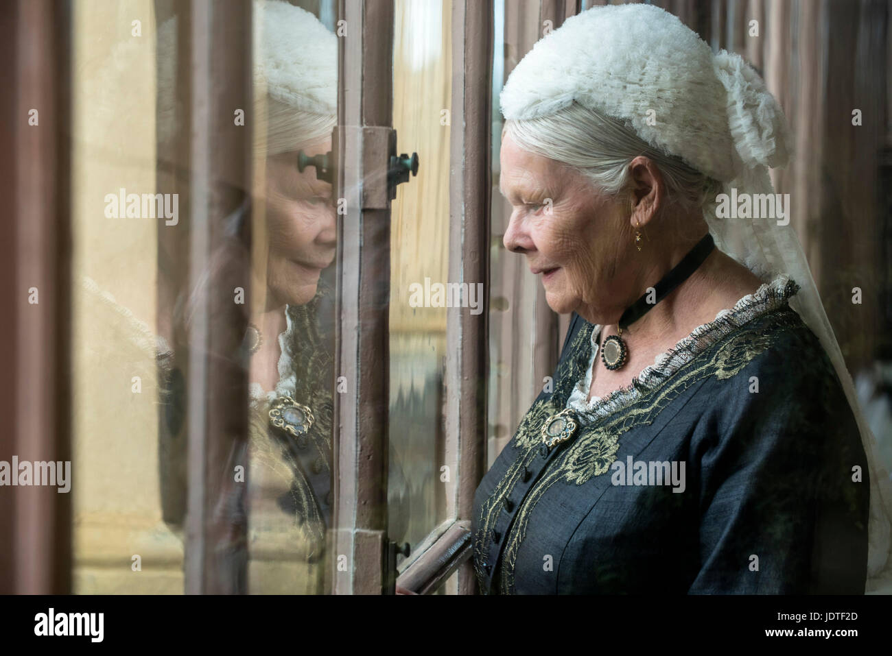 DATE DE SORTIE : Septembre 22, 2017. Titre : Victoria et Abdul. STUDIO : Focus Features. Réalisateur : Stephen Frears. Résumé : La Reine Victoria frappe vers le haut d'une improbable amitié avec un jeune Indien nommé greffier Abdul Karim. Avec : Judi Dench comme Victoria. (Crédit Image : © Focus/photos) Banque D'Images