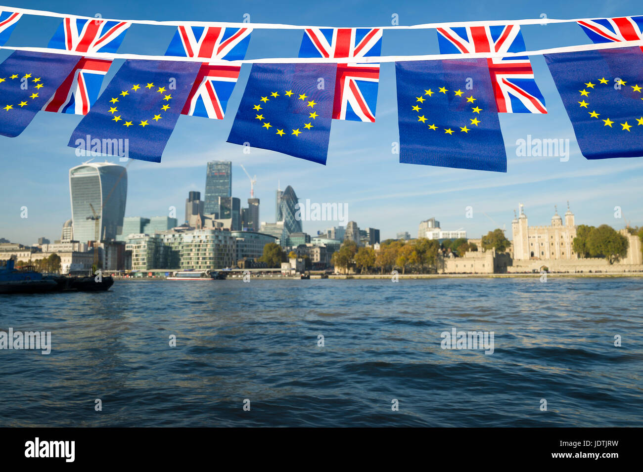 EU et UK bunting drapeaux flottants en face de la ville de Londres, Angleterre skyline sur la Tamise Banque D'Images