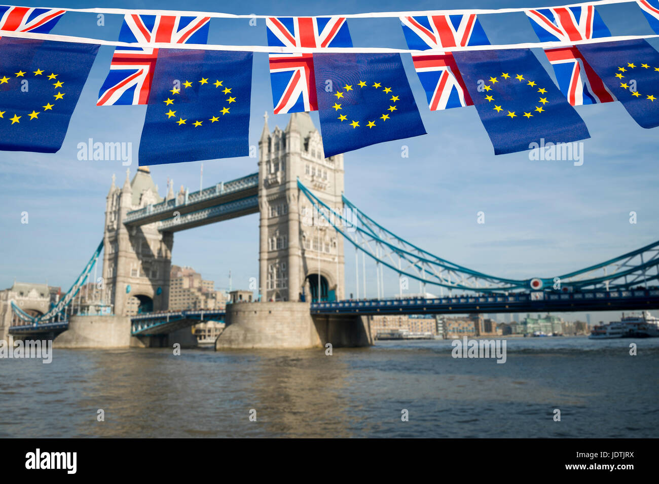 EU et UK bunting drapeaux flottants en face de la ville de Londres, en Angleterre, sur la Tamise à Tower Bridge Banque D'Images