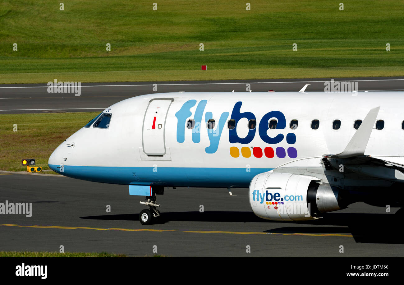 Flybe Embraer ERJ-175 le roulage à l'aéroport de Birmingham, UK (G-FBJC) Banque D'Images